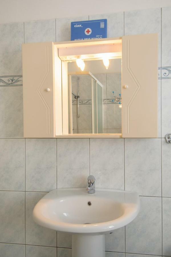 Apartments Nives ポレッチ エクステリア 写真