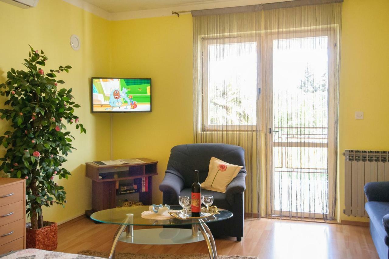 Apartments Nives ポレッチ エクステリア 写真